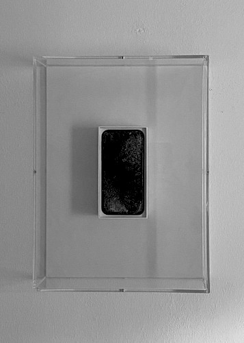 „Postmoderne 2.0“ 2020 Wandobjekt / Acrylkasten 30x40  iPhone XR 128GB schwarz in Originalverpackung
